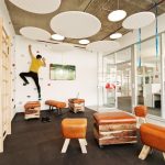 Moderne Büros sollten auch die Bewegung fördern – wie hier bei der Ströer SE & Co. KGaA in Berlin. Abbildung: designfunktion/Ströer Berlin/AKIM Photography