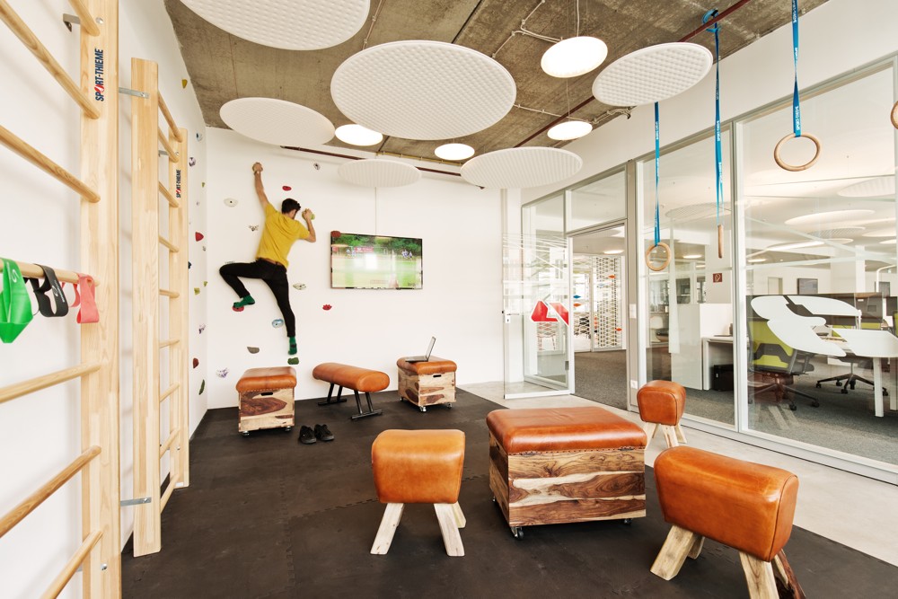 Moderne Büros sollten auch die Bewegung fördern – wie hier bei der Ströer SE & Co. KGaA in Berlin. Abbildung: designfunktion/Ströer Berlin/AKIM Photography