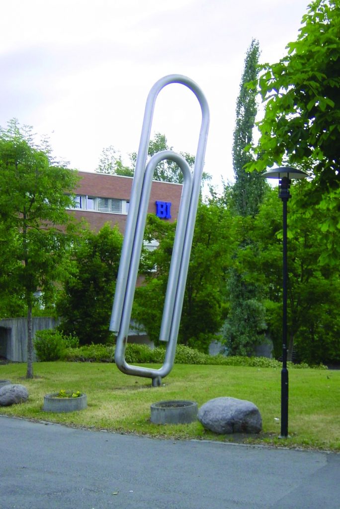 Sieben Meter hoch ist das Denkmal der Büroklammer in Oslo. Abbildung: Wikimedia Commons/Lars Roede