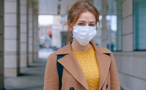 Mund-Nasen-Masken sind ein Mittel, um der aerosolbasierten Übertragung von Viren vorzubeugen. Abbildung: Anna Shvets, Pexels