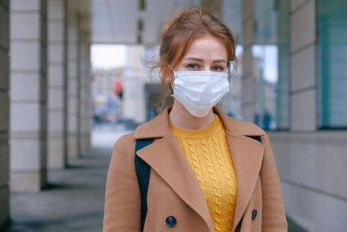 Mund-Nasen-Masken sind ein Mittel, um der aerosolbasierten Übertragung von Viren vorzubeugen. Abbildung: Anna Shvets, Pexels