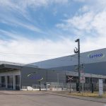 Rund 3’000 Solarpaneele werden auf dem Dach des Logistikzentrums von Lyreco installiert. Abbildung: Lyreco