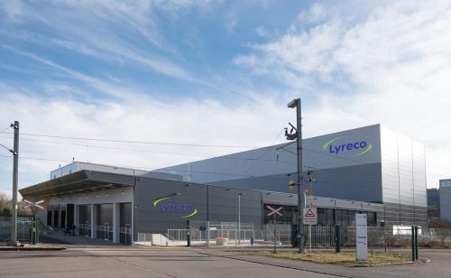 Rund 3’000 Solarpaneele werden auf dem Dach des Logistikzentrums von Lyreco installiert. Abbildung: Lyreco