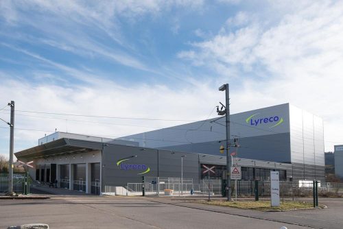 Rund 3’000 Solarpaneele werden auf dem Dach des Logistikzentrums von Lyreco installiert. Abbildung: Lyreco