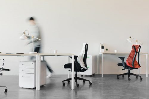 Die wichtigsten Bestandteile eines Office-Arbeitsplatzes sind immer noch Tisch, Stuhl und Leuchte. Abbildung: Laura Davidson, Unsplash