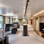 Stilvoll und mit hohem Wohlfühlfaktor Die ergonomischen Arbeitsplätze sind entlang der Fensterfronten angeordnet. Abbildung: Mint Architecture