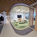 Entspannte Meeting-Atmosphäre im zonierten Open Space. Abbildung: BBS by Office Vitality AG