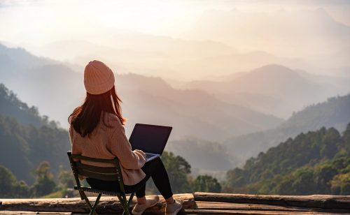 MIt BLick auf die Berge oder das Meer zu arbeiten ist für viele Selbstständige ein Traum. Abbildung: Kitzcorner, Depositphotos