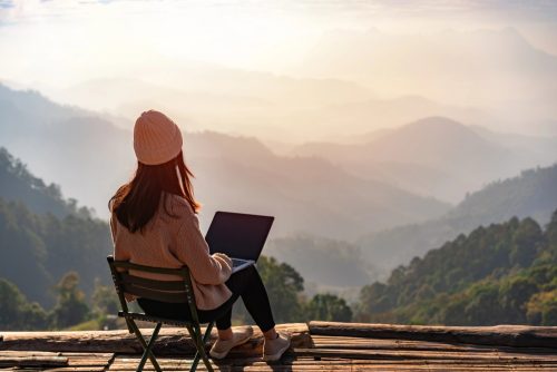 Arbeiten mit Blick auf die Berge oder das Meer? Für viele Selbstständige ein Traum. Abbildung: Kitzcorner, Depositphotos