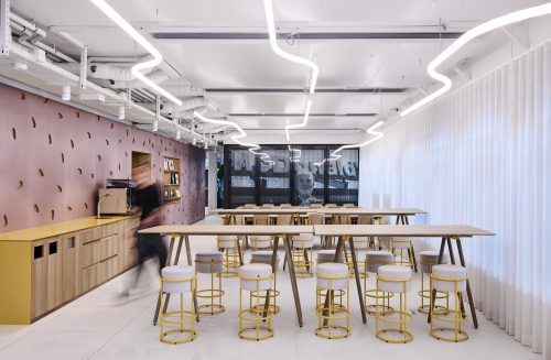 Das Herzstück der Begegnungszone bildet die Kantine mit einer Kaffeetheke, einer Küche und zahlreichen Sitzgelegenheiten. Abbildung: Oliver Rust, Mint Architecture