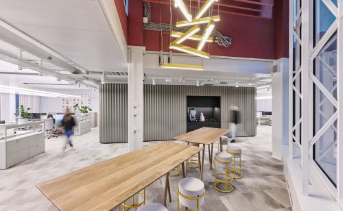 Rund um den zentralen Erschliessungskern ist die Open-Space-Area angeordnet mit Meetingräumen und Einzelbüros. Abbildung: Oliver Rust, Mint Architecture