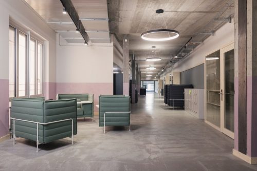 In den Gängen der Schule für Gestaltung finden sich zahlreiche Rückzugsorte für informelle Gespräche. Abbildung: Vitra