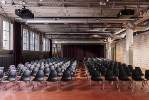 Der Veranstaltungssaal mit wiederaufbereiteten Stühlen von Vitra. Abbildung: Vitra
