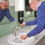 Die Erwartungen an Hygiene und Sauberkeit in öffentlichen Waschräumen hoch. Sie werden leider nicht immer erfüllt. Abbildung: Tork