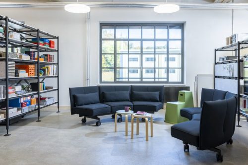 Flexible Besprechungsflächen und - möbel schaffen Inseln der Kommunikation. Abbildung: Vitra