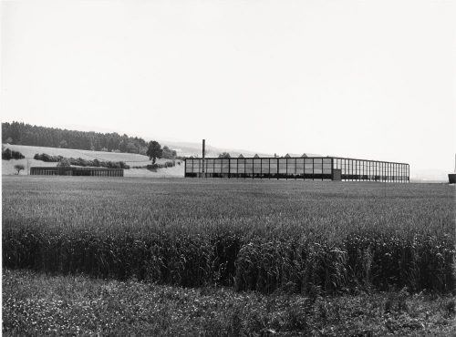 Der USM-Büropavillon (links) und die von Fritz Haller entworfene Produktionshalle in Münsingen, 1965. Abbildung: USM