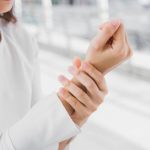 Die dauerhafte Nutzung von Computermäusen, die nicht ergonomisch sind, kann zum schmerzhaften RSI-Syndrom führen. Abbildung: Coffeekai, Depositphotos