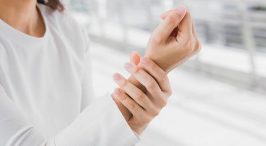 Die dauerhafte Nutzung von Computermäusen, die nicht ergonomisch sind, kann zum schmerzhaften RSI-Syndrom führen. Abbildung: Coffeekai, Depositphotos