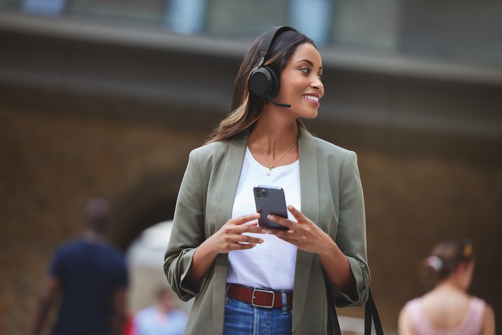 Sprachsteuerung könnte laut Studie bereits ab 2028 die bevorzugte Schnittstelle beim Umgang mit generativer KI sein. Abbildung: Jabra