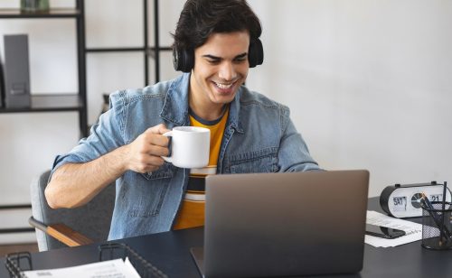 Im Grossraumbüro ungestört arbeiten? Mit Kopfhörern ist es möglich. Die dauerhafte Nutzung birgt jedoch gesundheitliche Risiken. Abbildung: KucherAndrey, Depositphotos