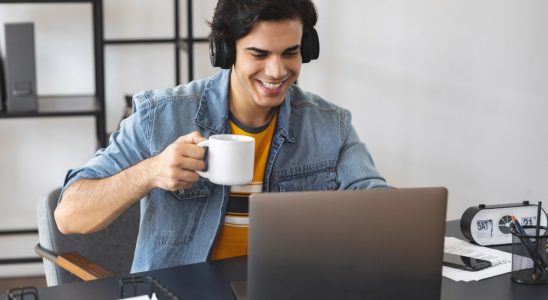 Im Grossraumbüro ungestört arbeiten? Mit Kopfhörern ist es möglich. Die dauerhafte Nutzung birgt jedoch gesundheitliche Risiken. Abbildung: KucherAndrey, Depositphotos