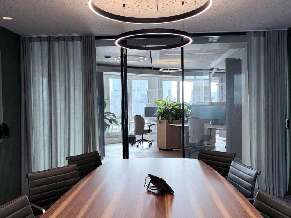 Grösserer Meetingraum für wichtige Besprechungen und Konferenzen. Abbildung: Sheila Emmenegger