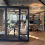 Orte der Kommunikation und Think Thanks: Cubes zonieren die Arbeitsbereiche. Abbildung: Sheila Emmenegger