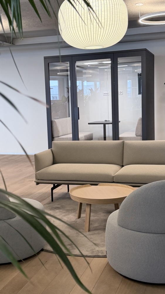 Besprechungsinseln: Den informellen Austausch der Mitarbeitenden auf der Fläche fördern. Abbildung: Sheila Emmenegger