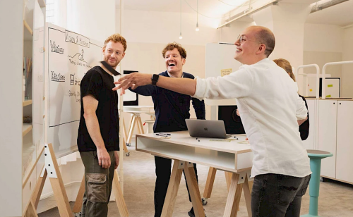 Hybrides Arbeiten, KI und Nachhaltigkeit sollen die Büroeinrichtung prägen. Abbildung: Interstuhl