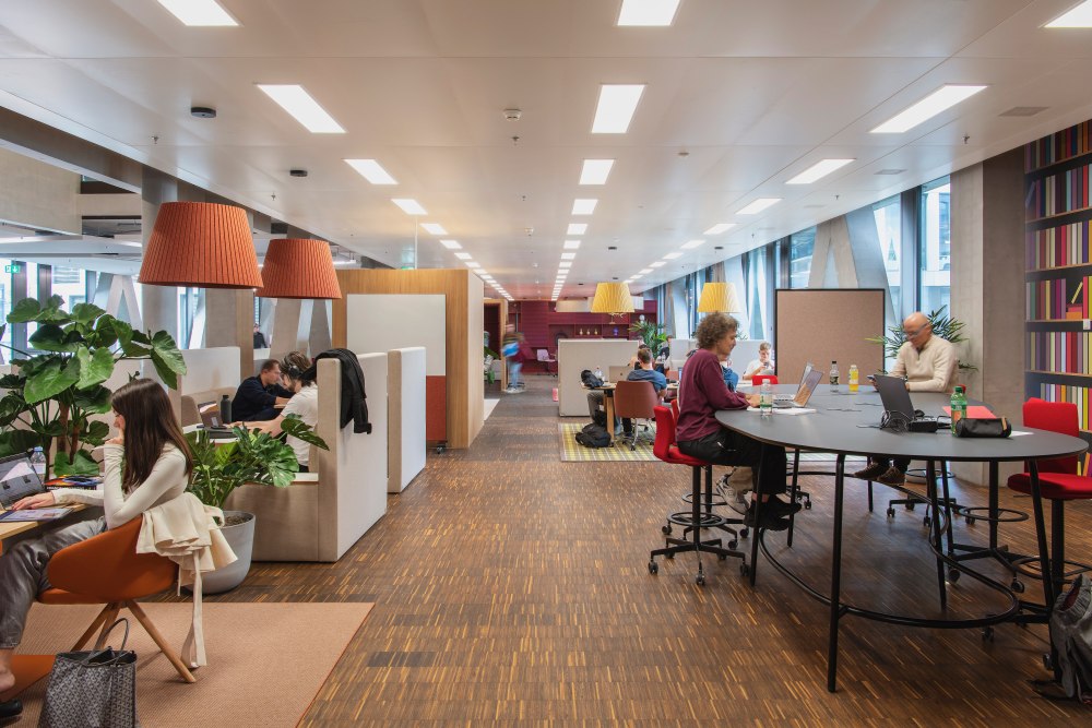 Viel Platz und Raum für kollaborativen Austausch und Zusammenarbeit in der Coworking-Zone. Abbildung: Peter Würmli, Evolution Design