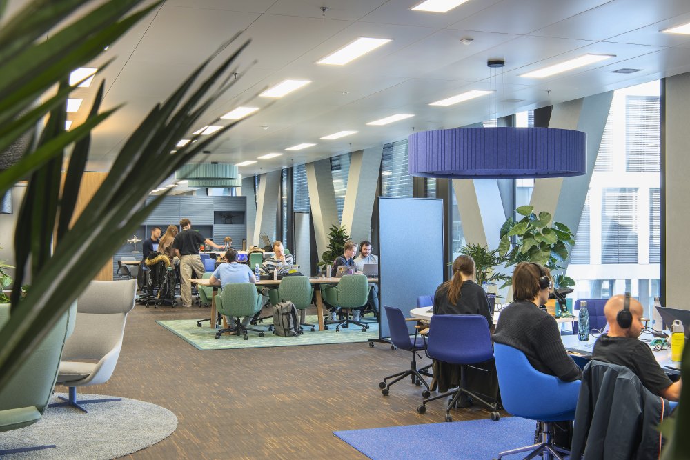 Auch der blaue Coworking-Bereich fördert die Zusammenarbeit und Kollaboration der Teams und Studierenden. Abbildung: Peter Würmli, Evolution Design