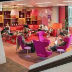 Der Lounge-Bereich für den entspannten Talk zwischendurch, die kreative Pause oder das Treffen mit Bekannten. Abbildung: Peter Würmli, Evolution Design