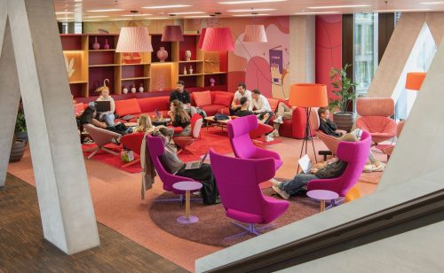 Der Lounge-Bereich für den entspannten Talk zwischendurch, die kreative Pause oder das Treffen mit Bekannten. Abbildung: Peter Würmli, Evolution Design