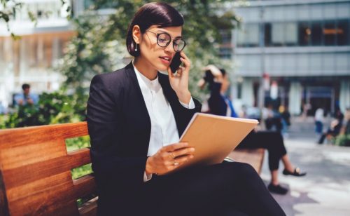 Laut einer aktuellen Studie sind Kunden häufig zufrieden mit KI-Agenten im Kundenkontakt per Telefon. Abbildung: GaudiLab, Depositphotos