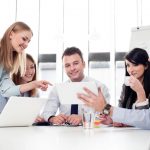 Vertrieb im Wandel #2: Community Building im Key Account Management Bei der Entscheidungsfindung oder bei Vertragsabschlüssen sitzen mitunter zahlreiche Personen am Tisch, die das Key Account Management überzeugen muss. Abbildung: Baranq, Depositphotos