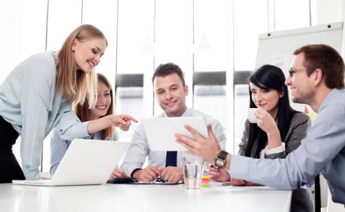 Bei der Entscheidungsfindung oder bei Vertragsabschlüssen sitzen mitunter zahlreiche Personen am Tisch, die das Key Account Management überzeugen muss. Abbildung: Baranq, Depositphotos
