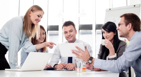 Bei der Entscheidungsfindung oder bei Vertragsabschlüssen sitzen mitunter zahlreiche Personen am Tisch, die das Key Account Management überzeugen muss. Abbildung: Baranq, Depositphotos