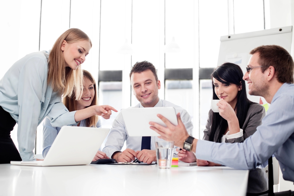 Bei der Entscheidungsfindung oder bei Vertragsabschlüssen sitzen mitunter zahlreiche Personen am Tisch, die das Key Account Management überzeugen muss. Abbildung: Baranq, Depositphotos