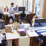 Die Mehrheit der Befragten einer aktuellen Studie kommt gern ins Büro zum Arbeiten. Abbildung: Monkeybusiness, Depositphotos