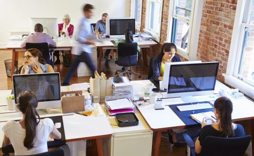 Die Mehrheit der Befragten einer aktuellen Studie kommt gern ins Büro zum Arbeiten. Abbildung: Monkeybusiness, Depositphotos