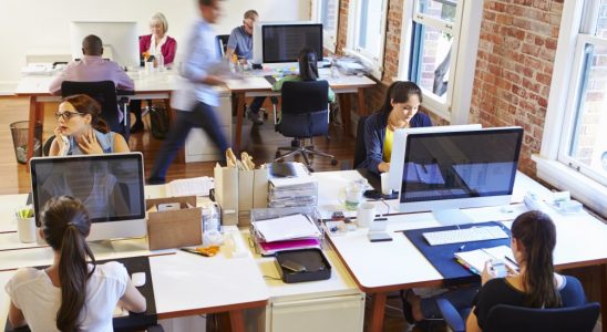 Die Mehrheit der Befragten einer aktuellen Studie kommt gern ins Büro zum Arbeiten. Abbildung: Monkeybusiness, Depositphotos