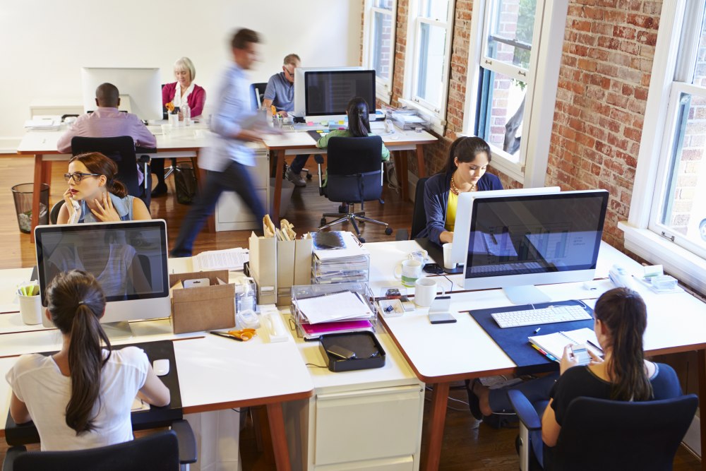 Die Mehrheit der Befragten einer aktuellen Studie kommt gern ins Büro zum Arbeiten. Abbildung: Monkeybusiness, Depositphotos