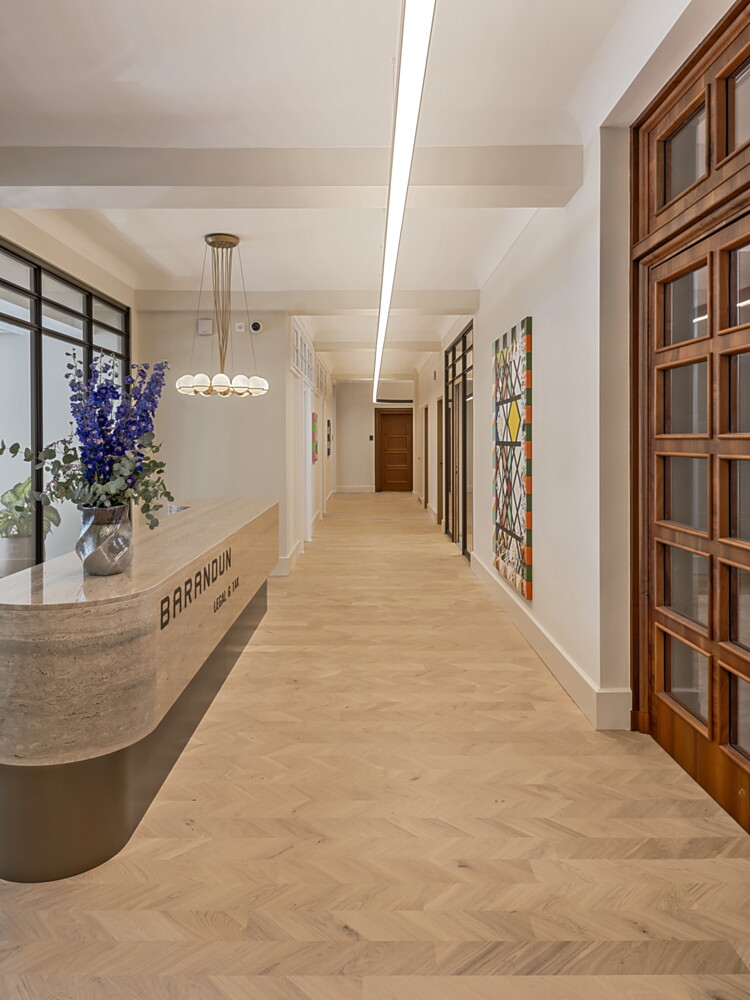 Der Umbau des dritten Obergeschosses im historischen Geschäftshaus Sihlporte in Zürich verbindet restaurierte Bausubstanz mit zeitgemässer Innenarchitektur. Abbildung: René Dürr Architekturfotografie