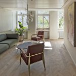 Im Eingangsbereich, Korridoren und in der Lounge entfaltet das Parkett Spinpark von Bauwerk Parkett eine natürliche Atmosphäre. Abbildung: René Dürr Architekturfotografie