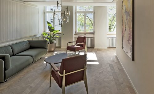 Im Eingangsbereich, Korridoren und in der Lounge entfaltet das Parkett Spinpark von Bauwerk Parkett eine natürliche Atmosphäre. Abbildung: René Dürr Architekturfotografie