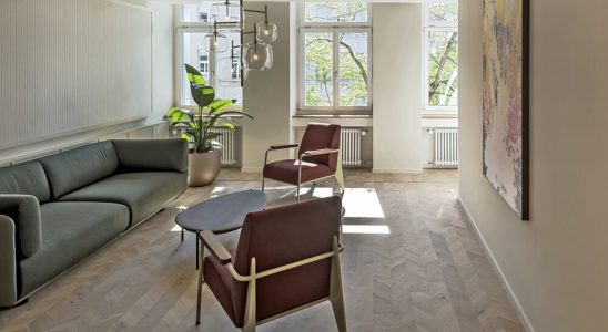 Im Eingangsbereich, Korridoren und in der Lounge entfaltet das Parkett Spinpark von Bauwerk Parkett eine natürliche Atmosphäre. Abbildung: René Dürr Architekturfotografie
