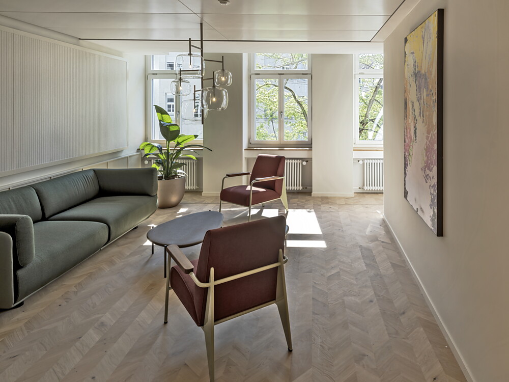 Im Eingangsbereich, Korridoren und in der Lounge entfaltet das Parkett Spinpark von Bauwerk Parkett eine natürliche Atmosphäre. Abbildung: René Dürr Architekturfotografie