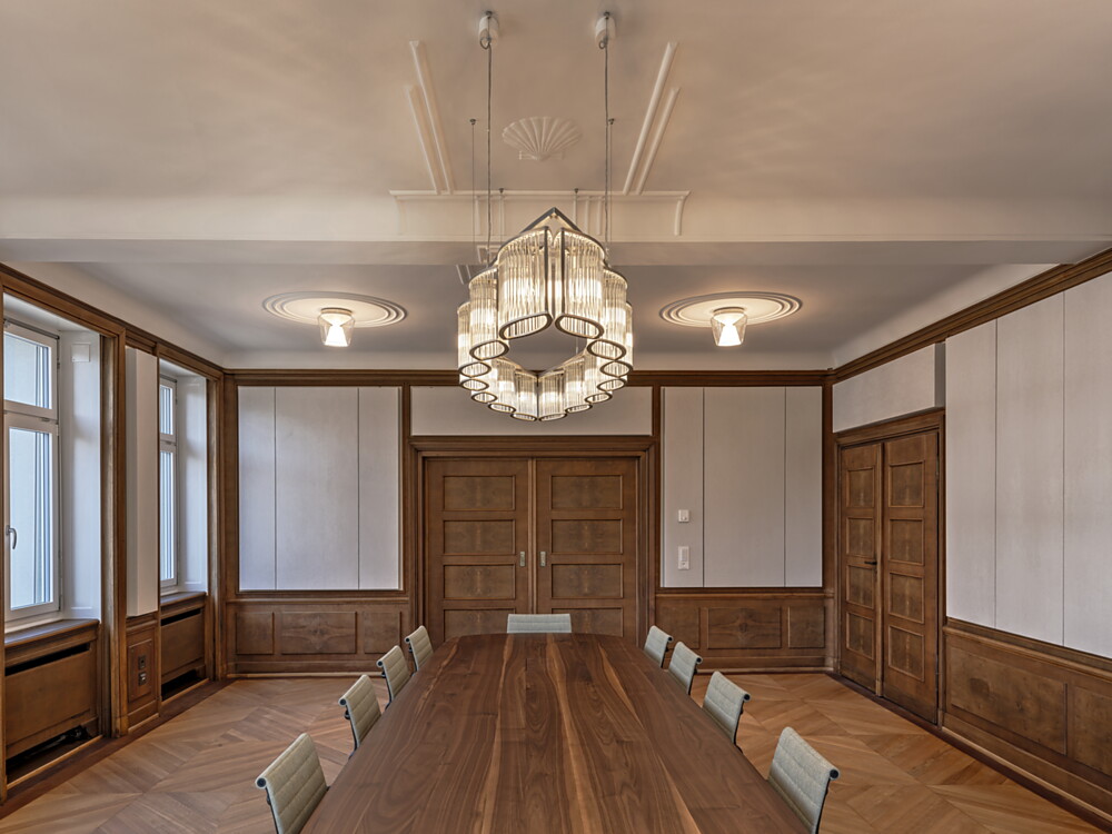 In den Meetingräumen verleihen die punktuell eingesetzten Kronleuchter den Räumen eine elegante, beinahe wohnliche Atmosphäre. Abbildung: René Dürr Architekturfotografie
