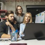 Werden Arbeitsaufgaben als gesellschaftlich wirkungsvoll ansehen, bewerten Mitarbeitende sie als sinnstiftend. Abbildung: ProlmageContent, Depositphotos