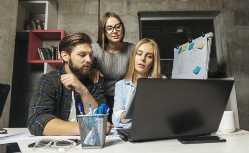 Werden Arbeitsaufgaben als gesellschaftlich wirkungsvoll ansehen, bewerten Mitarbeitende sie als sinnstiftend. Abbildung: ProlmageContent, Depositphotos